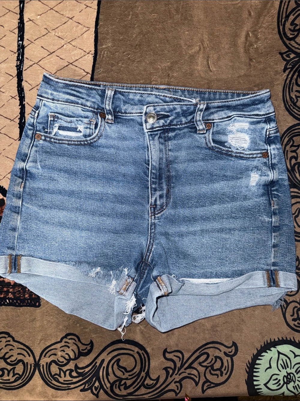 American Eagle Outfitters Light Blue Distressed Roll-Cuff Mom shorts size 4